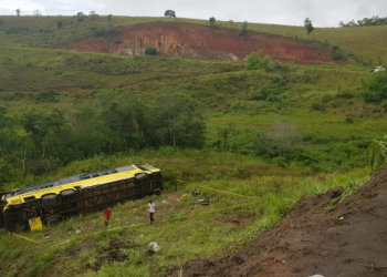 Ônibus que saiu do Maranhão tomba na Bahia e deixa mortos e feridos